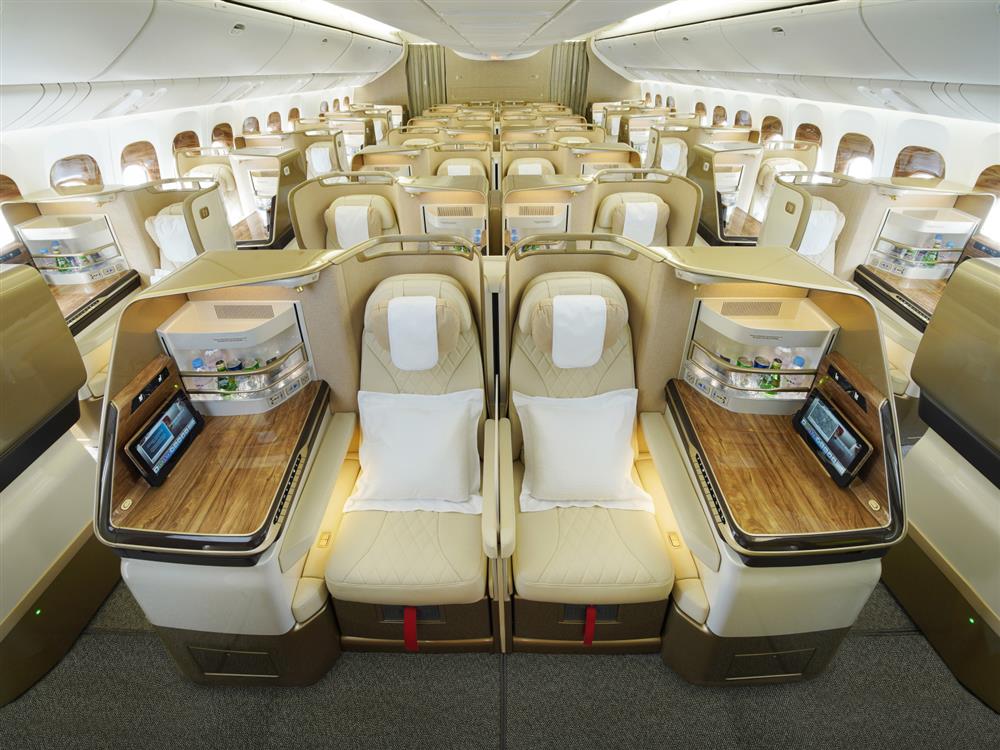 Business Class ve zmodernizovaném Boeingu 777 (Zdroj: Emirates)