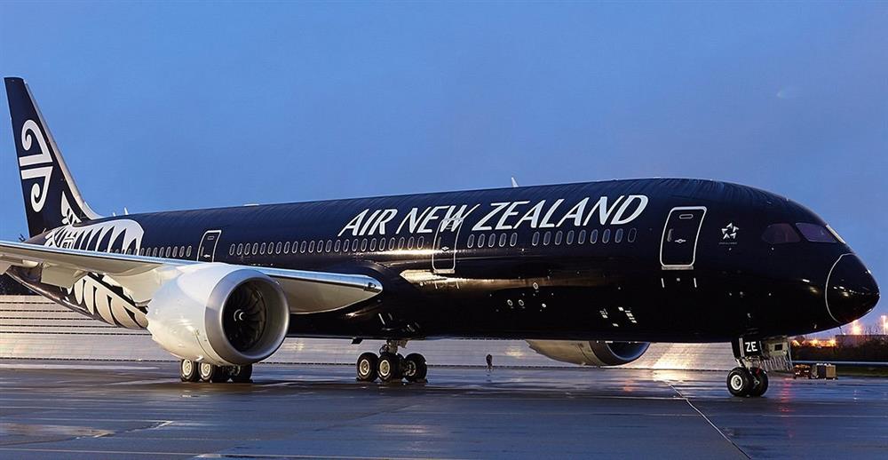 Tmavý letoun společnosti Air New Zeland, jejichž designem se společnost odlišuje