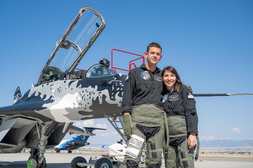 Jared Isaacman a jeho manželka Monica pózují před podnikatelovou stíhačkou MiG-29 (Zdroj: John Kraus/Polaris Program)