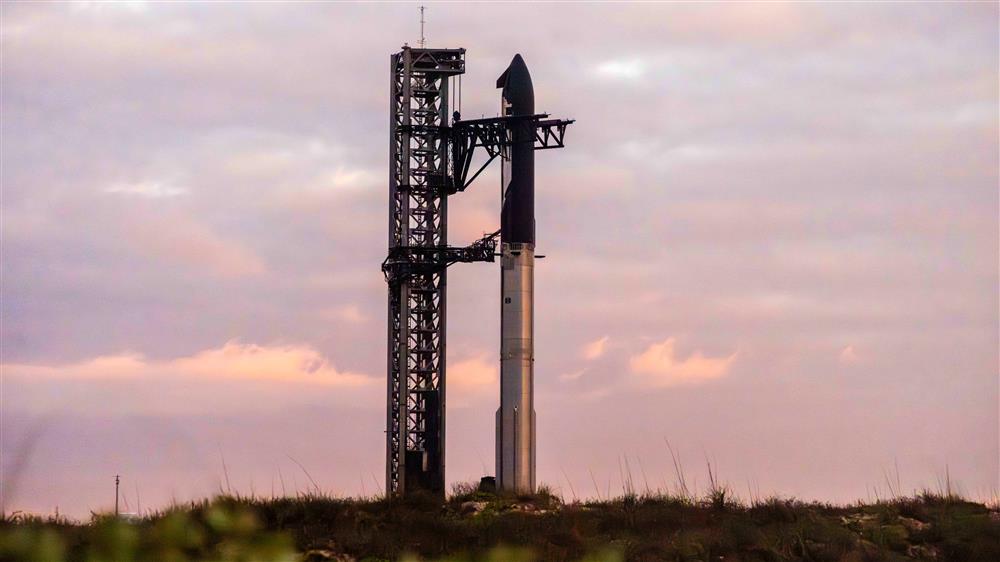 Starship 07 na rampě před startem (Zdroj: Jack Beyer za NSF)