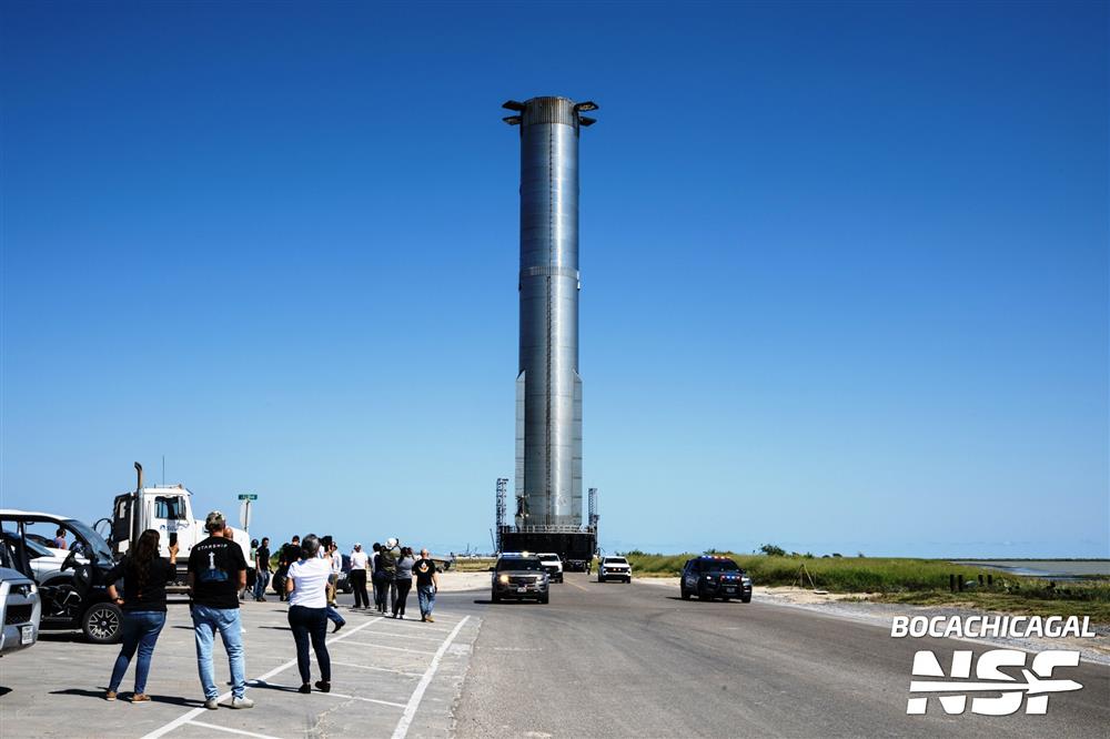 Stupeň Super Heavy na cestě k odpalovací rampě na Boca Chica (Zdroj: Bocachical pro NSF)