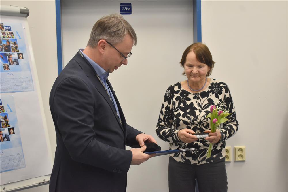 Ing. David Jágr předává ocenění Ing. Radce Máchové (Foto: Pytlák)