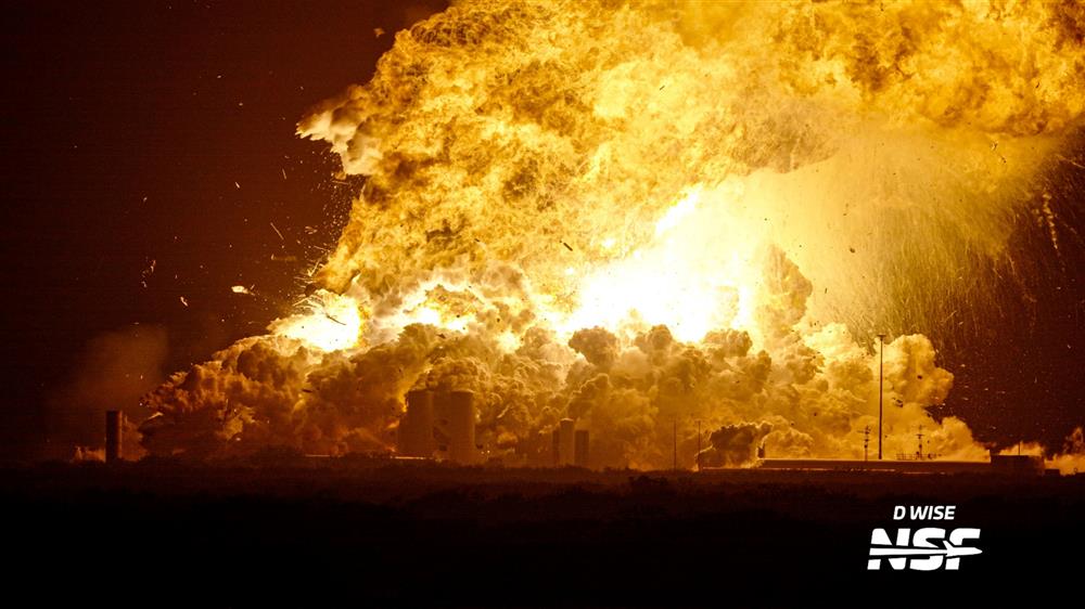 Nevypadalo to pěkně: exploze lodě Starship S36 na zkušebním stole v Masseys (Zdroj: Dan Wise, NSF)