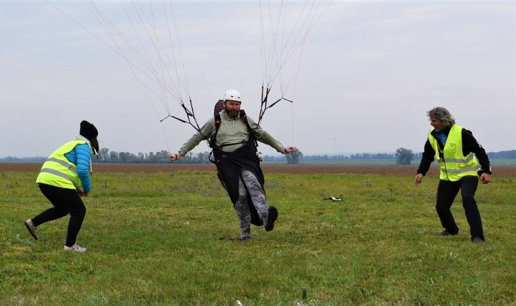 Aleš Trtil na soutěži v přesnosti přistání Moravská nula / Foto Paragliding klub Brno
