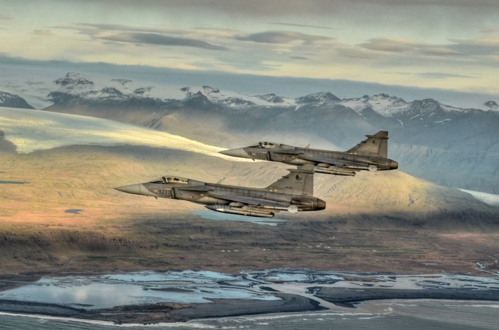 Dvojice českých Gripenů během své mise na Islandu. V kokpitu jednoho z nich sedí náš nejlepší display pilot Ivo Kardoš