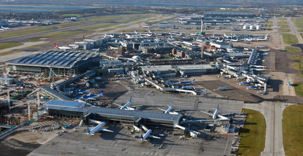 Heathrow je třetí nejvytíženější letiště na světě, vzhledem ke své blízkosti k Londýnu zároveň jedno z hlukově nejexponovanějších. Právě hlukovou zátěž a vztahy letiště se svým okolím má na starosti Rick Norman