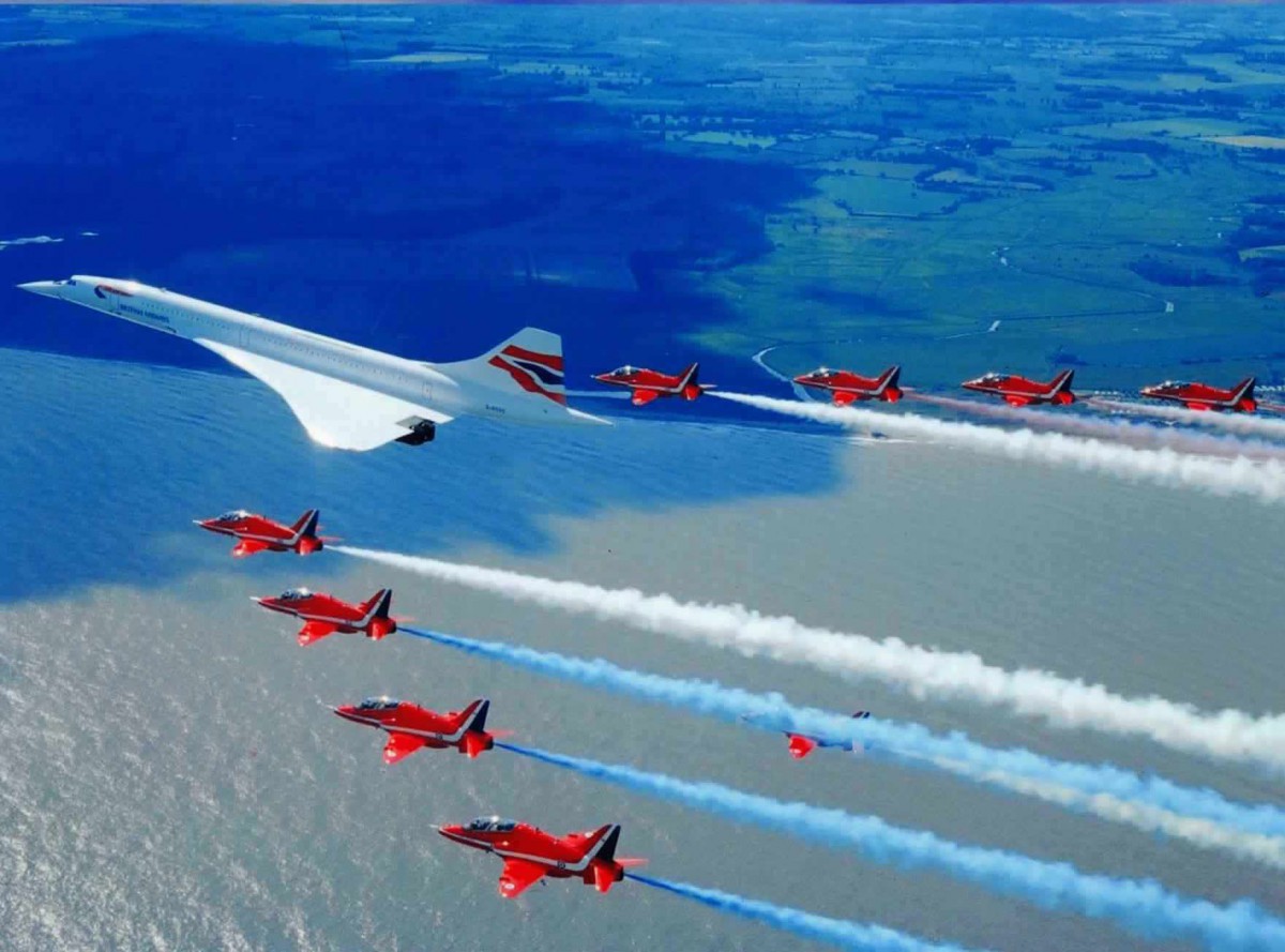 Red Arrows během svého letu spolu s nebeskou ikonou, Concordem. O tom, jaké to bylo létat v jedné z nejprestižnějších akrobatických skupin na světě vám poví Justin Hughes