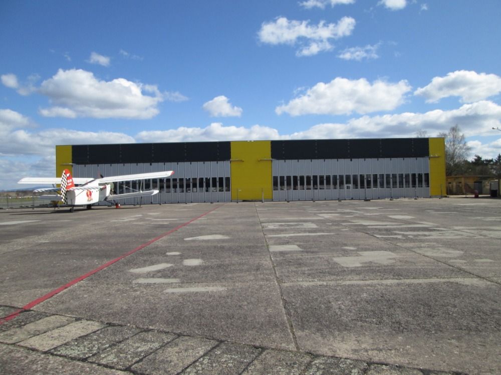 Nový hangár Hradecké Letecké Servisní na letišti v Hradci Králové