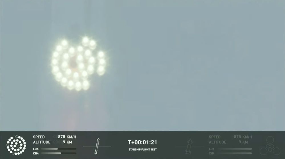 Na snímku z monitoru SpaceX je vidět postupné vypínání motorů Raptor, zde v čase T+00:01:21
