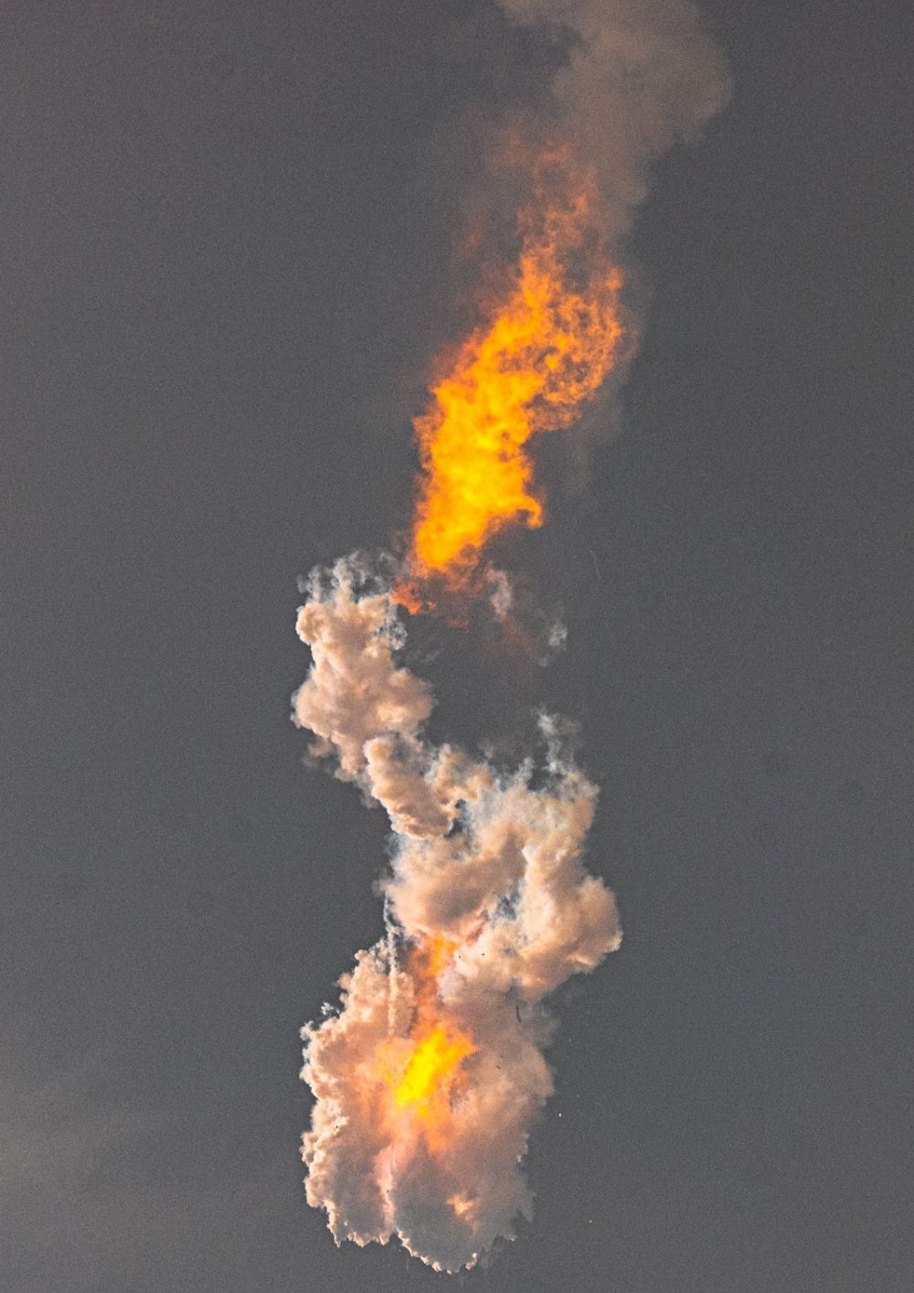 Okamžik výbuchu Starship zdroj ElonX, Trevor Mahlmann