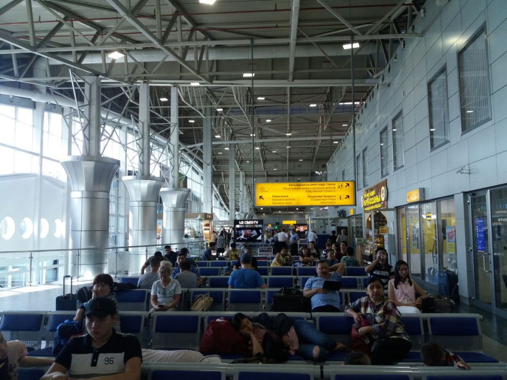Odletová část terminálu letiště Almaty