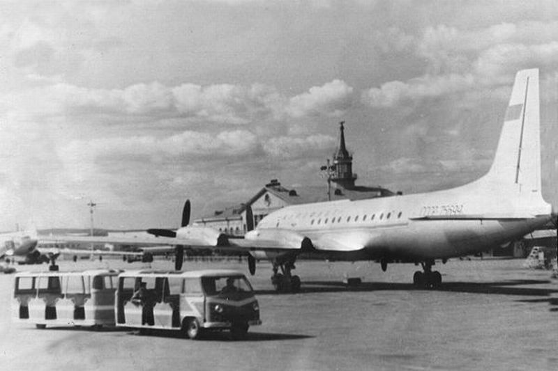 Il-18 Aeroflotu v pozadí s budovou terminálu