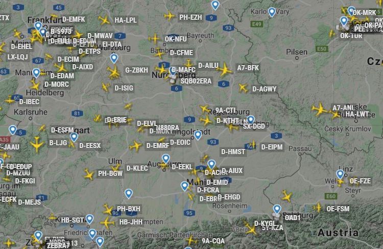 Mnoho letadel na Německem s různými registracemi.