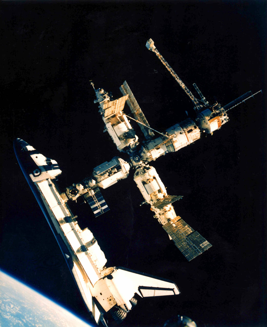 Atlantis připojený ke stanci Mir. Snímek pořízern z dopravní lodě Sojuz