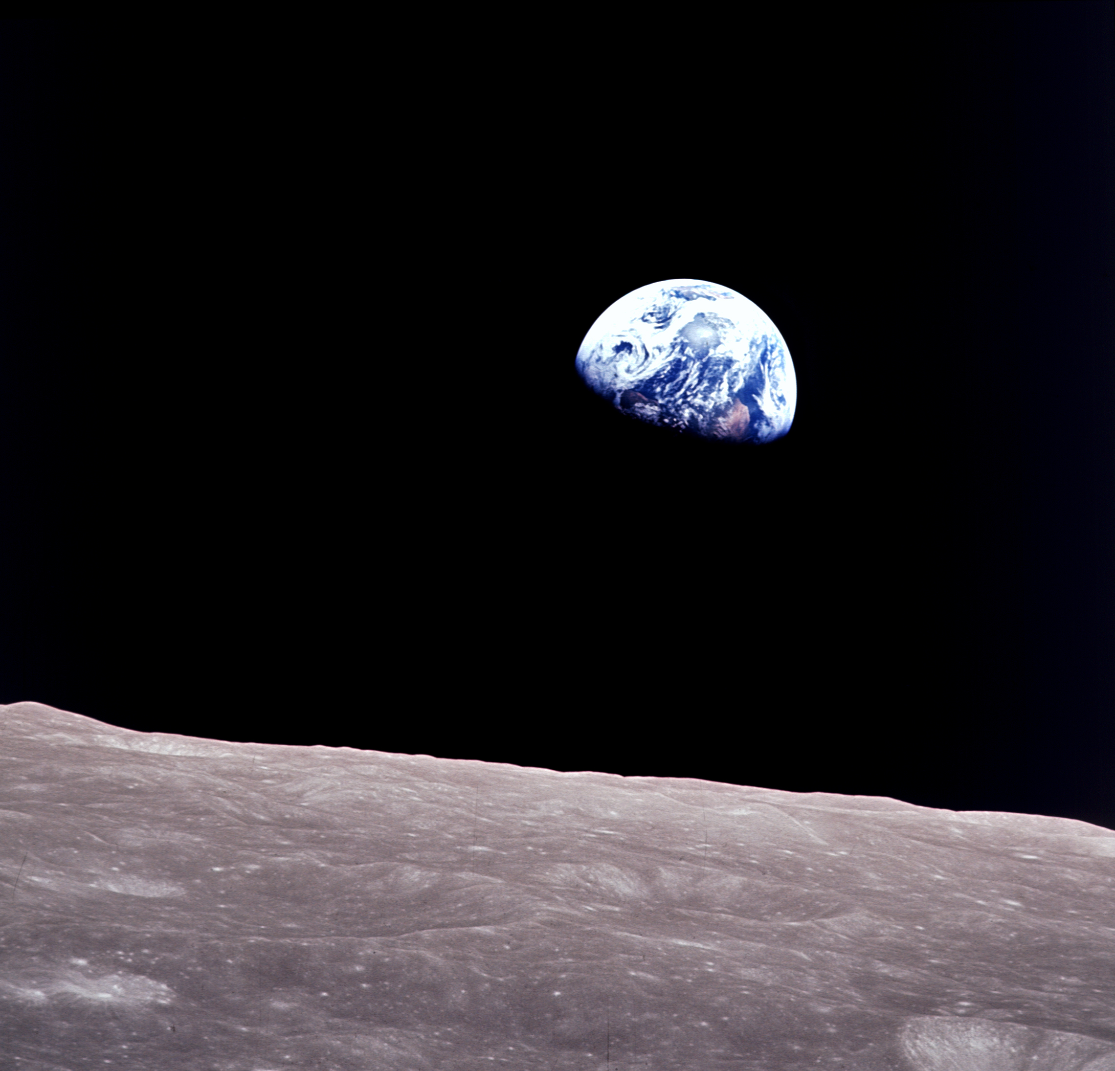 Planeta Země vychází nad Měsícem… Foto: NASA/Apollo 8