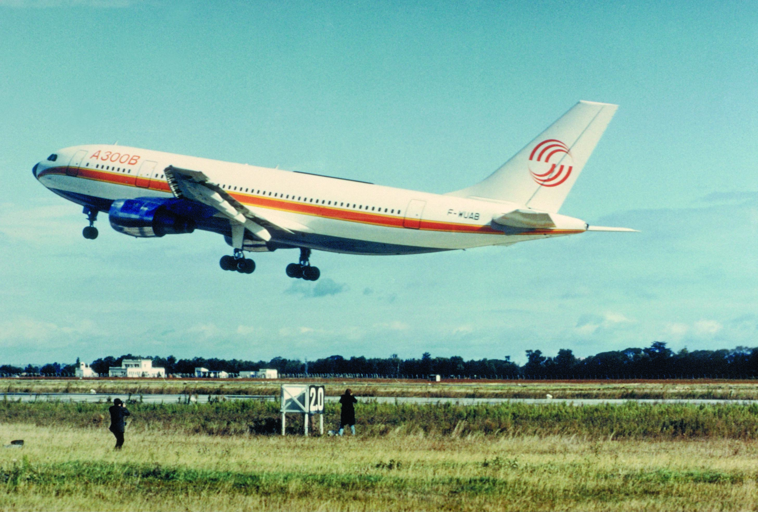První let letounu Airbus A300