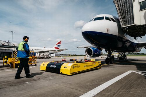Letadla British Airways vytlačují elektrická vozítka na dálkové ovládání