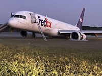 Nákladní Boeing 757 FedExu přistál bez podvozku a přejel runway