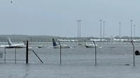 Queensland postihly záplavy, na zatopeném letišti se objevili krokodýli 