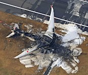 Na letišti v Japonsku se srazila dvě letadla, zemřelo pět lidí