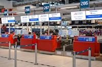 Pražské letiště nestíhá odbavovat zavazadla. Cestujím doporučuje mít důležité věci u sebe
