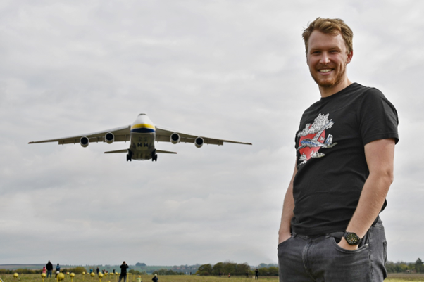 Adam a An-124 Ruslan na krátkém finále RWY 27 na LKTB