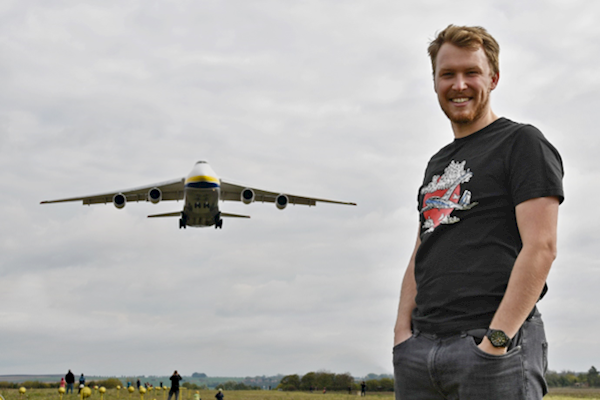 Dejte dítě do aeroklubu, nebude už nikdy mít peníze na drogy, říká se smíchem Adam Jandora