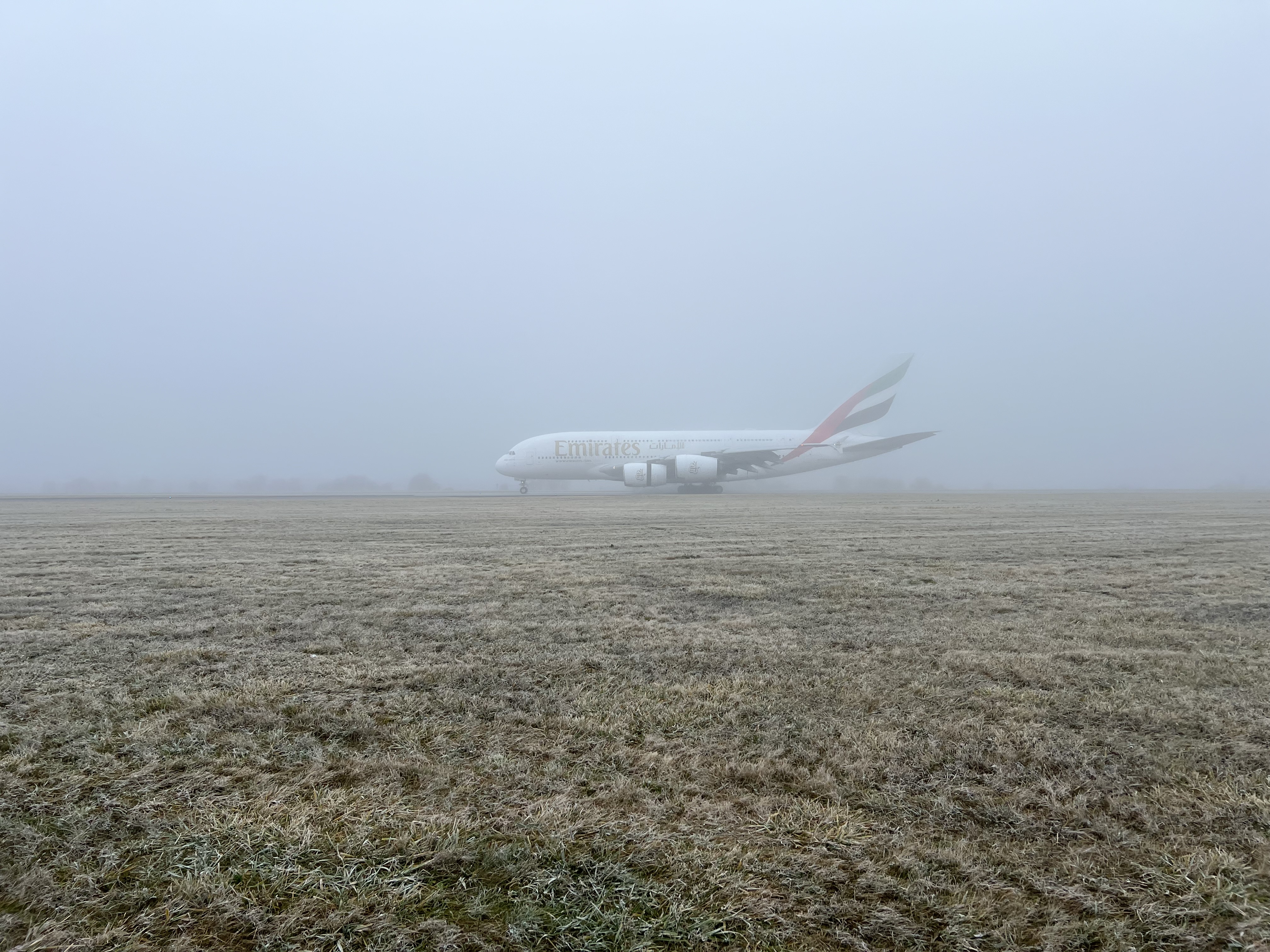 Airbus A380 společnosti Emirates po přistání na dráze 24