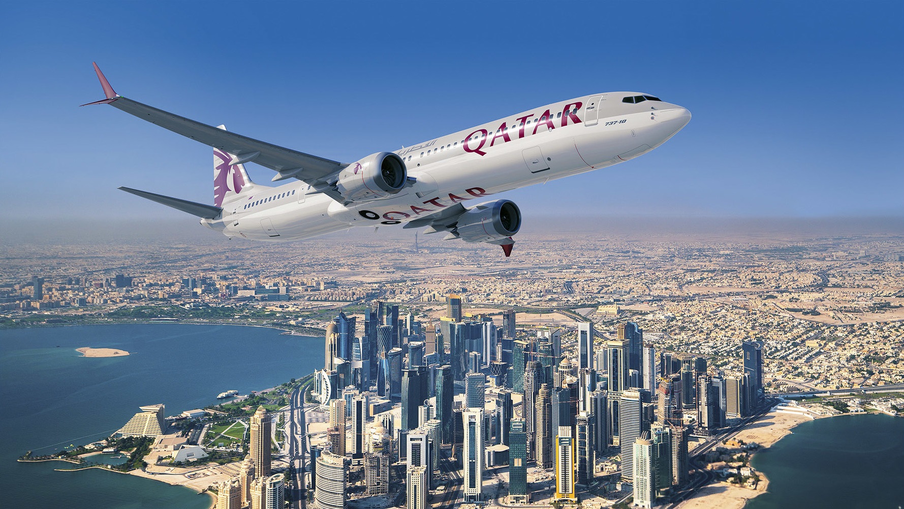 Letoun Boeing 737 MAX 10 společnosti Qatar Airways nad městem Doha v Kataru